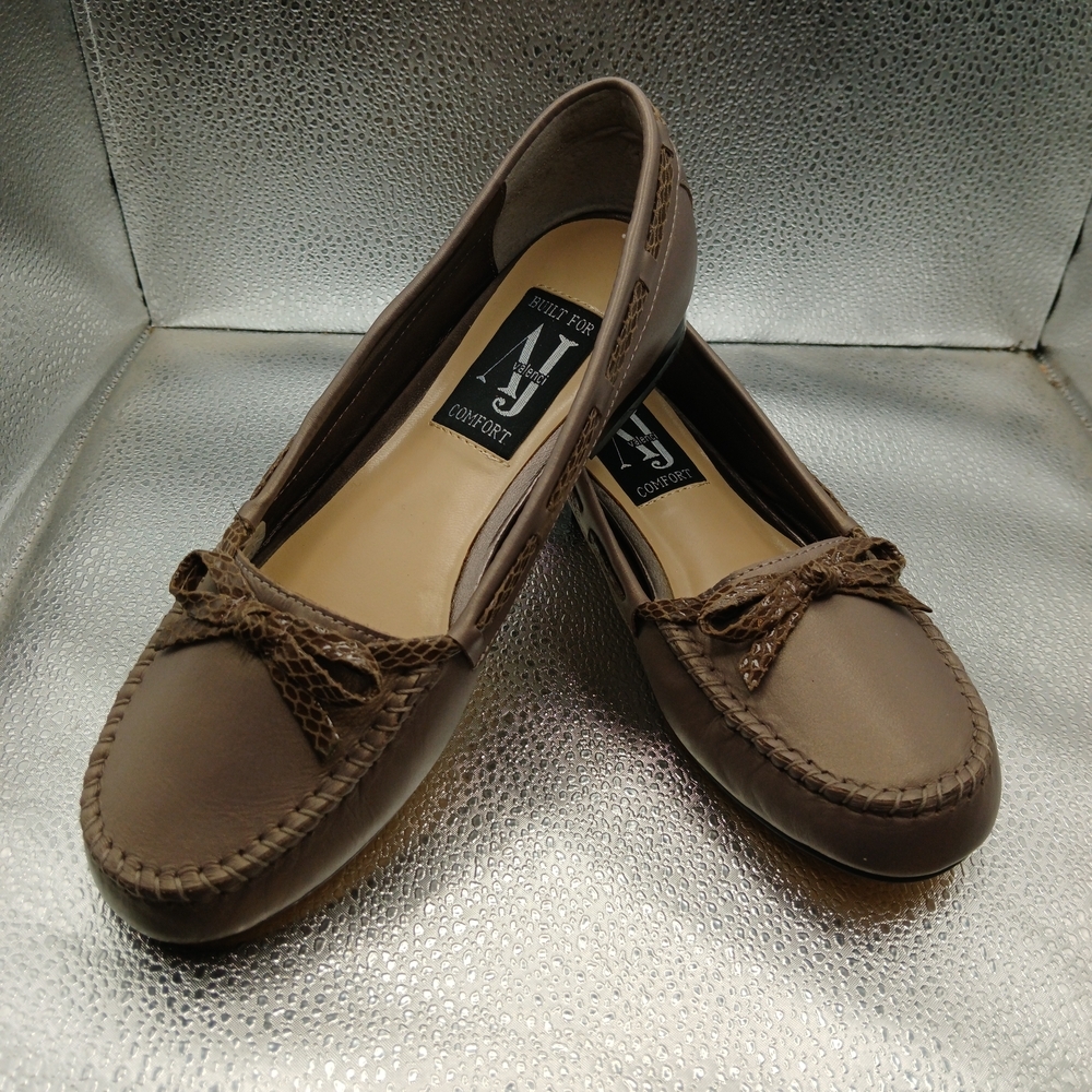Aj Valenci Lt Brown Loafers with Bow Detail Women's Size 7W